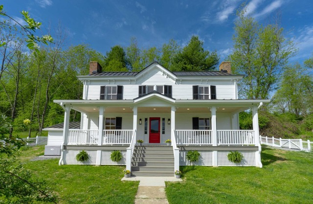 VIRGINIA TECH FAMILIES - 200 YEAR OLD FARMHOUSE