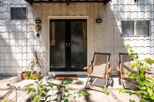 VIRYA Nest Self-Service Tiny Home in Rainforest Nest - Monkeys, Bats, Pet Friendly with a Fee