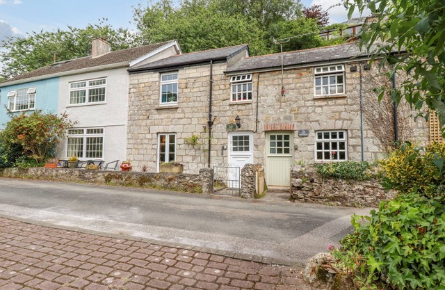VI’S VALLEY VIEW, pet friendly, character holiday cottage in Pentewan