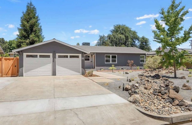 Visalia Family Home W/ EV Charger, BBQ Grill, & Backyard Games