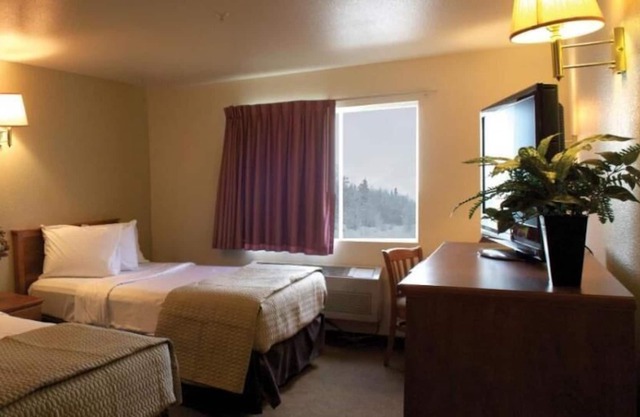 Visit Idaho On A Budget! 3 Great Units for 12, Pool, Free Breakfast!