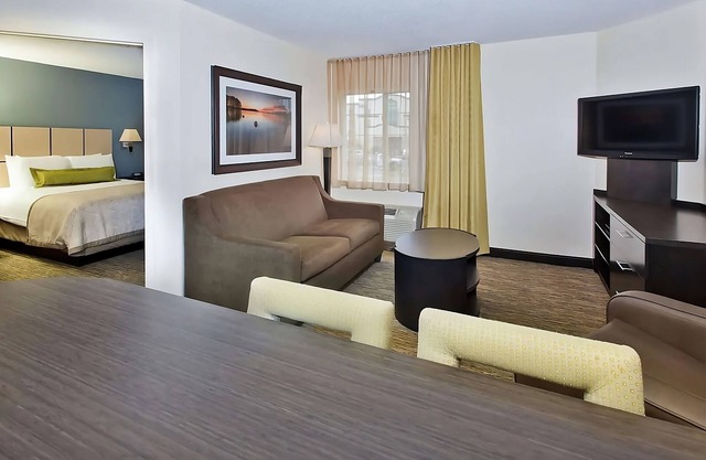 Visit the Lakeshore Park! Private Kitchen & FREE Parking! Pets Allowed, Gazebo!