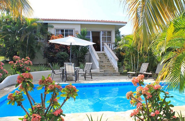 Visitor-friendly 2BD villa, pool, near beach, clubs, restaurants, shops, bars!
