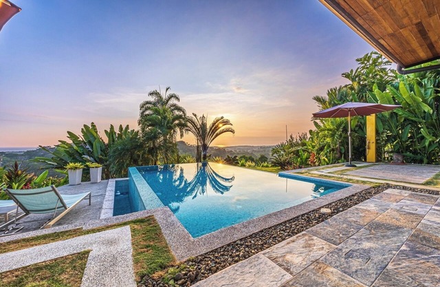 Vista Azul-Encantadora villa con espléndidas vistas al mar, comunidad cerrada, piscina privada