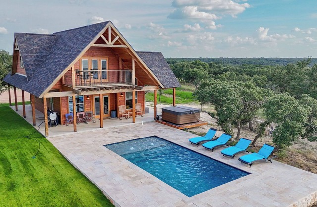 Vista Cottage & Pool on Exquisite Hill Country Ranch Giraffes, rhino & Zebras