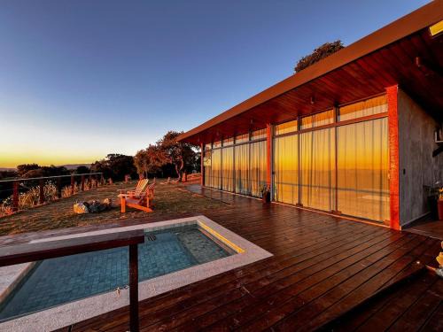 Vista espetacular, piscina e banheira no quarto!