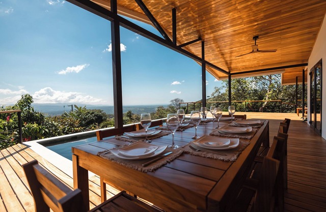 Casa de lujo con vista al mar, piscina esmeralda, terraza y árboles frutales