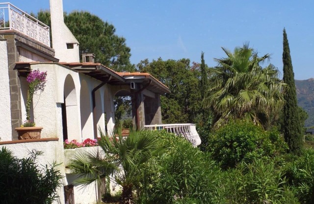 Apartamento en villa con piscina privada, jardín de 10000 m2, vista al mar, cerca de la playa