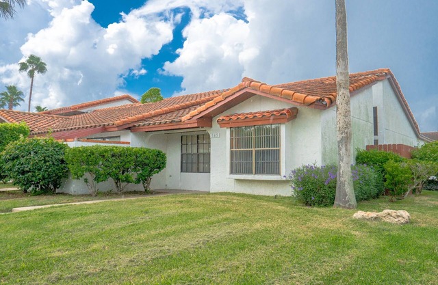 Cómodo y espacioso condominio 2/2/1 en el corazón de Brownsville - Vista Verde