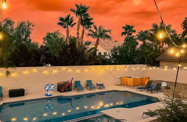 Vivacious Vegas Oasis! Pool/Spa, Karaoke + More!