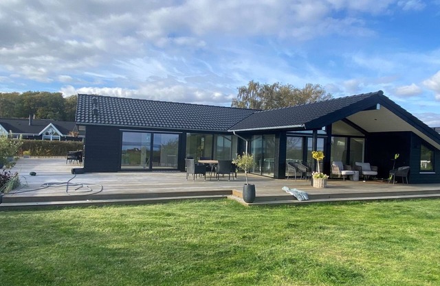 "Viveke" - 10m from the sea by Interhome