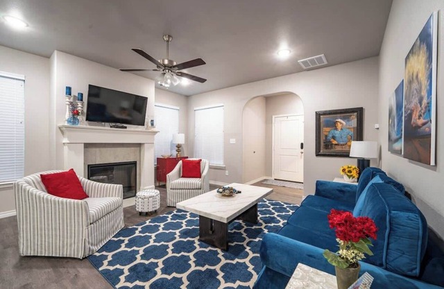 Vivid Villa - 3BR/2BA - Colorful and Cozy