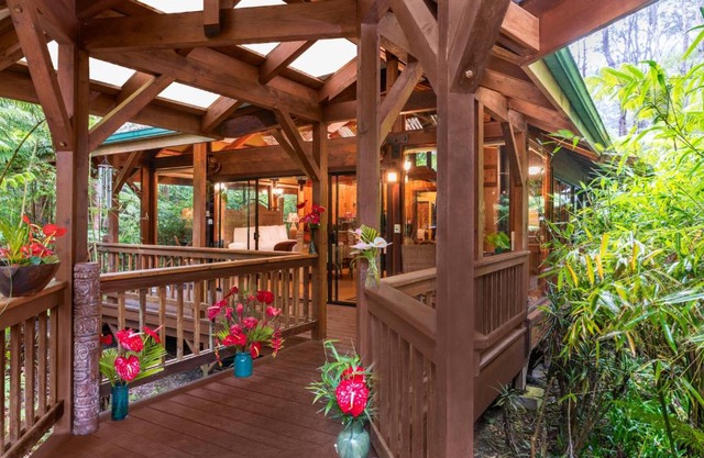 Volcano Village Lodge