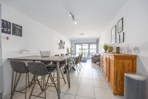 Volledig gerenoveerd 2 slaapkamer appartement in Westende-Bad, 250 m van het strand