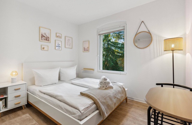 Vorstadtoase für 2 - Netflix, Parkplatz, Nähe BER, Queensize-Bett