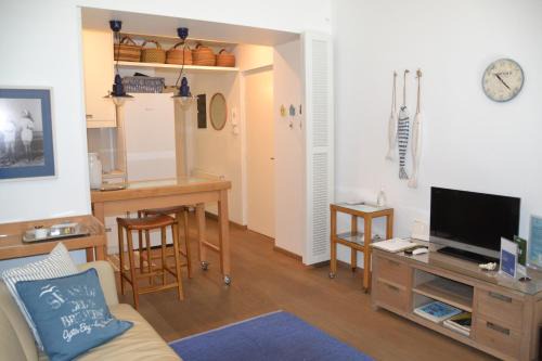 Vouliagmeni seaside flat