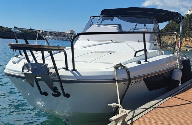 Navega y duerme bajo las estrellas en la maravillosa Flyer8 SunDeck de Beneteau