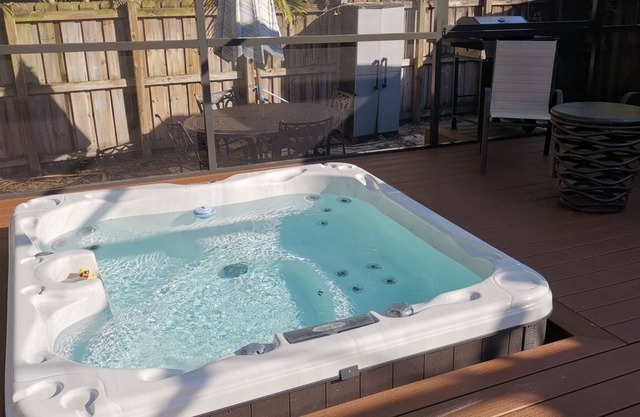 House with jacuzzi spa near the beach