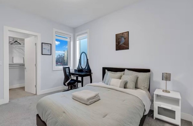 Vu 3 bdrm modern townhome w/AC, 5 minutes to DT