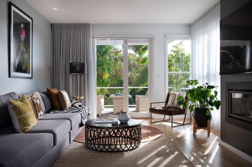 Vue Lake Daylesford Villa- lakeside luxury