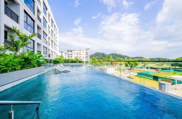 w Splendid 1BR in the Heart of Centriqo