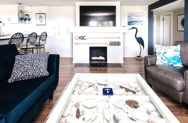 W · W · BEACH FRONT OASIS 15 MINS FROM DOWNTOWN VICTORIA