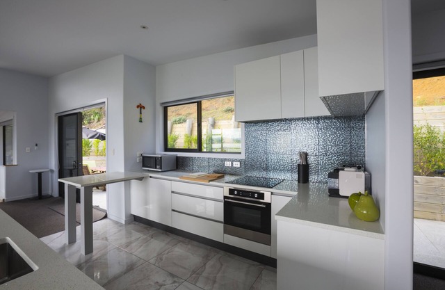 W91: Stylish, modern, up-market house with great views, right above the beach.