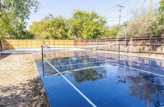 Waco family stay w/ pickle ball court