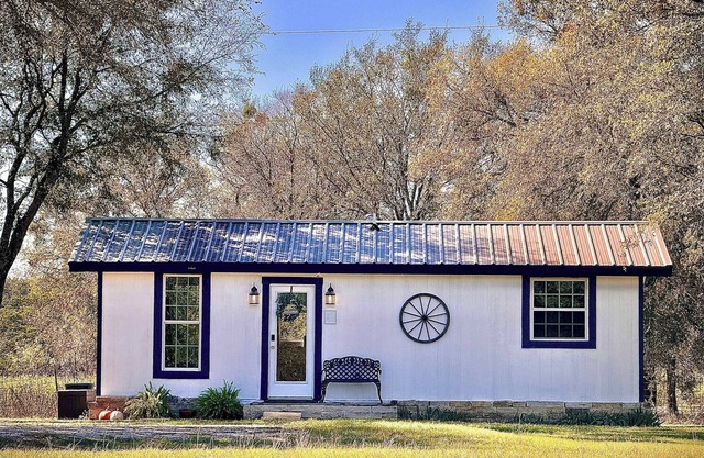 Wagon Wheel Cottage Couples Getaway in the Country