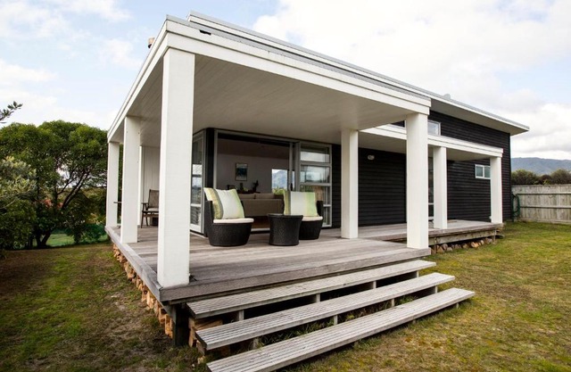 Waikanae Retreat - Waikanae Beach Holiday Home