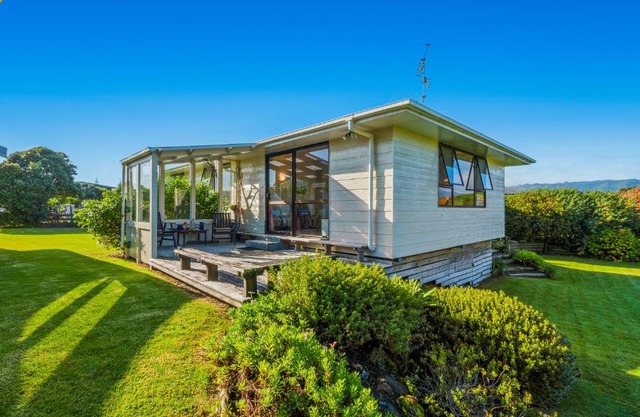 Waikanae Waves - Waikanae Beach Holiday Home