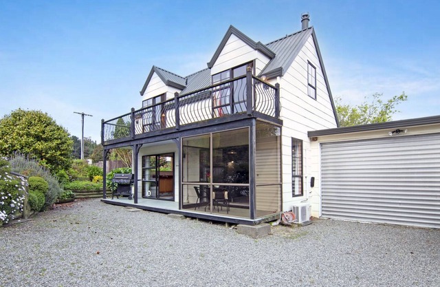 WAIKAWA MOUNTAIN VIEW - WAIKAWA HOLIDAY HOME, with a garden in Picton