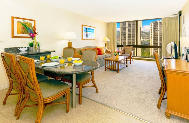 Waikiki Sunset Close to Beach with Parking
