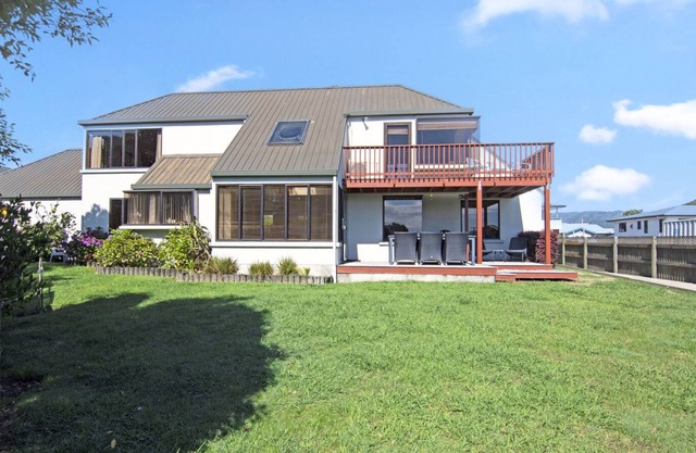 WAIMARAMA MAGIC – WAIKAWA HOLIDAY HOME, pet friendly in Waikawa