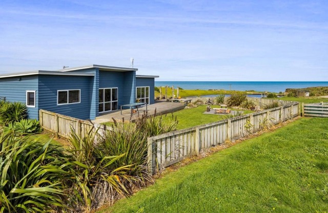 Waipipi Beach Retreat - Sunsets in the hot tub and strolls on the beach...
