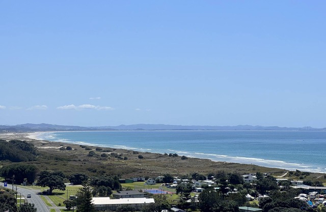 Waipu Cove Beach Bach, stunning ocean views and 5 mins walk to the beach