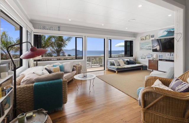 Waipu Cove Palm Cottage - Waipu Cove Holiday Home