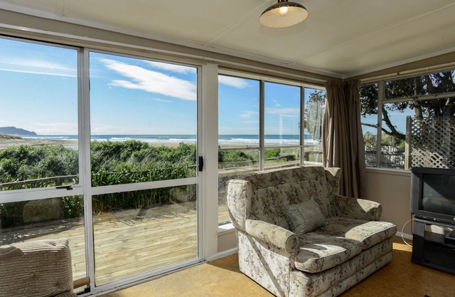 Waipuka - Ocean Beach Holiday Home