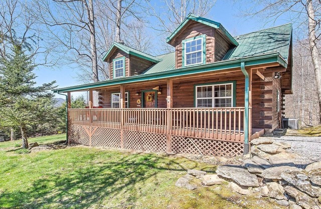 Wakulla Woods Retreat - stunning mountain home, 2 bedrooms with sleeping loft, 2 bathrooms, centr...