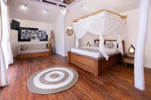 Walakiri Bungalow Single Room Bungalow with Queen Bed, Sofabed, Shower, FREE Access to Pool and Gym, Onsite SPA, Car-Bike-ATV Rental, Diving and Fishing