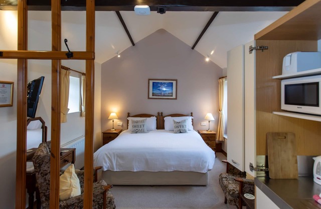 Walcott Studio Room - a comfy room with hideaway kitchen