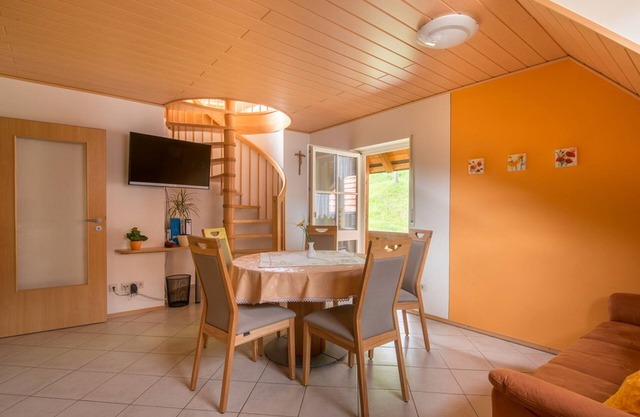 Vista al bosque, 75m², balcón, 2 habitaciones, máx. 5 personas