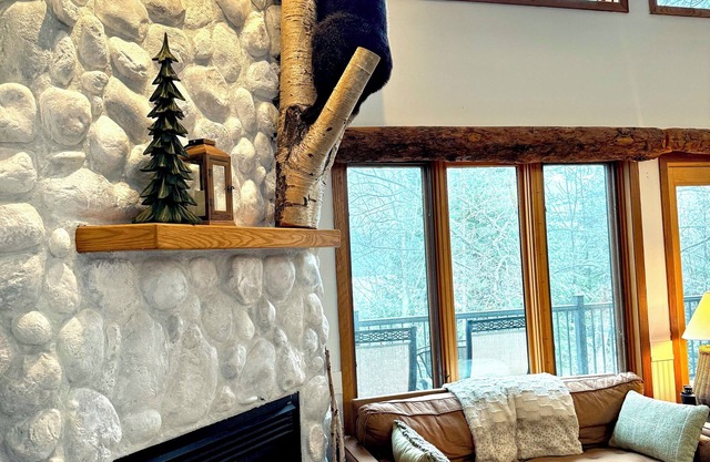 WALDEN HAUS -Lakefront Chalet- Dog Friendly & Breakfast-Golf-Bike-Ski-Hike-Swim