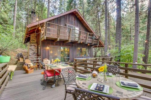 Walk Downtown Arnold Cabin with Large Deck!