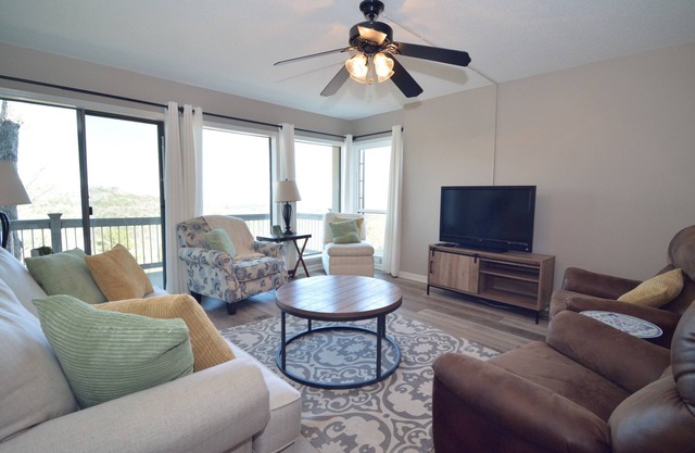 Walk in, 2 bed 2 bath Condo, Pool access, Tennis courts, and Close to Marina.