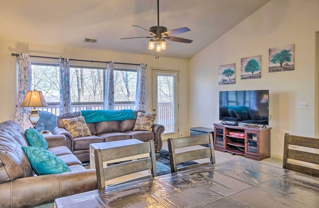 Walk-In Branson West Condo w/ Balcony, Pool Access