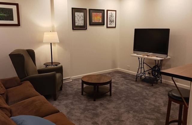 Walk-Out Guest Suite/Apartment Near IU