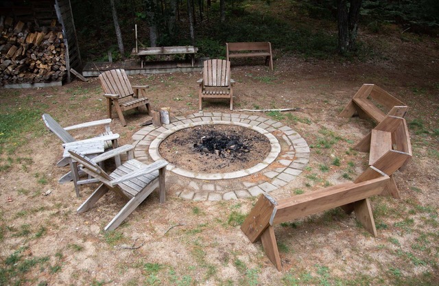 Salir del sótano completo con 3 camas y baño privado completo y chimenea.