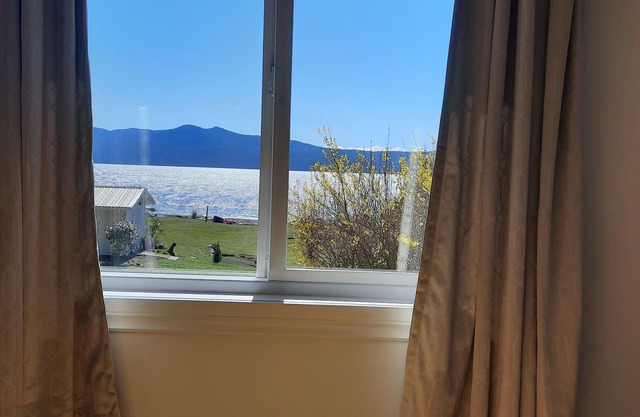 Walk-out Waterfront Cottage with convenient Private setting