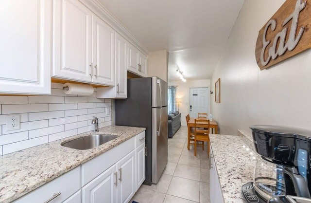 Walk Pompano Beach From Our Cozy One Bedroom Apt